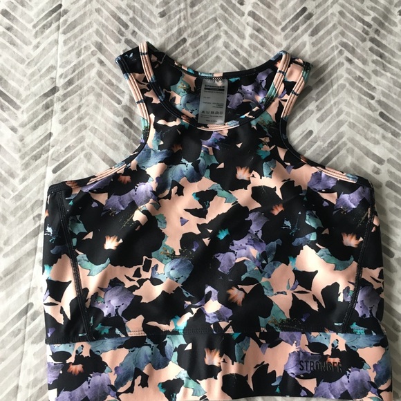 Stronger Label Crop Top - Picture 2 of 3